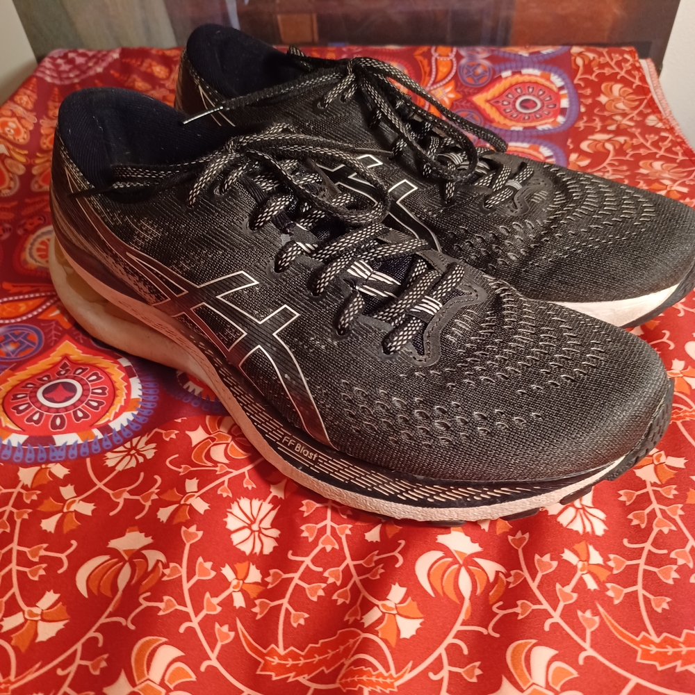 ASICS Women's Gel Kayano Size 9.5 Black and White Athletic Shoes Like New W/Box